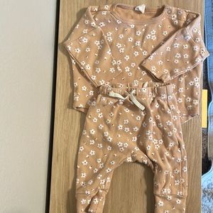 Quincy Mae Baby Girls’ 2pc Floral Brushed Jersey Top & Bottom Set.
